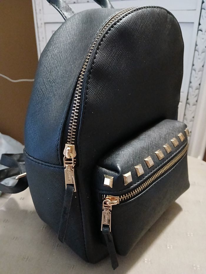 Joli sac à dos noir.