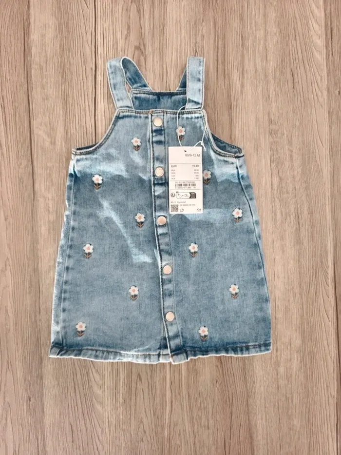 Robe en jean à pression avec petite fleur type Marguerite en motif