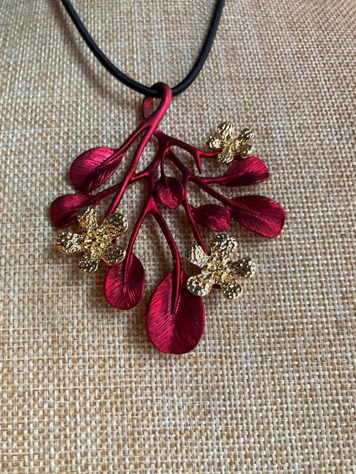 collier fleur rouge