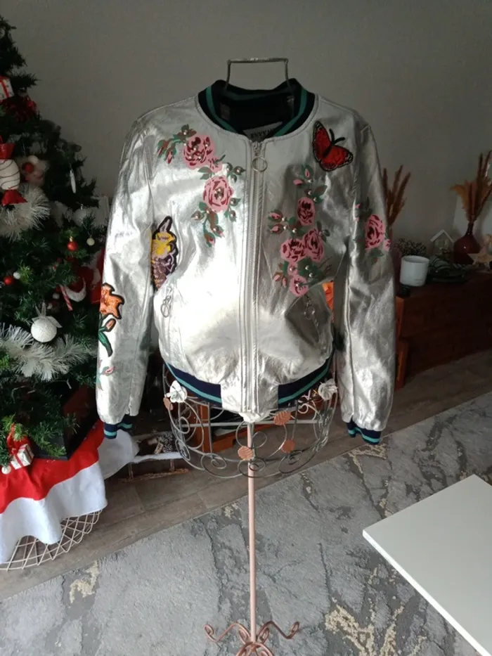Blouson argenté motifs fleurs papillon