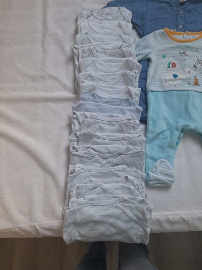 Lot pyjamas bodys 6mois - photo numéro 2