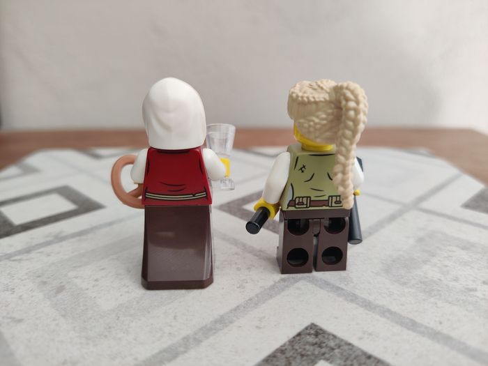 2 figurines Menuisière et Aubergiste du set Lego 10332 Place du Village Médiéval - photo numéro 3