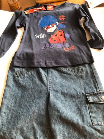 Ensemble fille neuf short en jans et tee shirt manches longues  3 ans