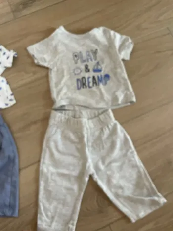 Ensemble t shirt et pantalon gris clair
