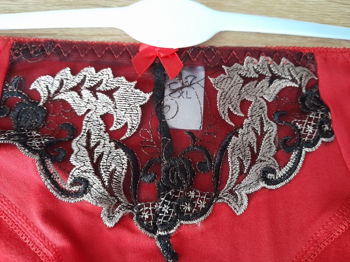 soutien gorge dentelle rouge noire doré 100D + culotte XL - photo numéro 2