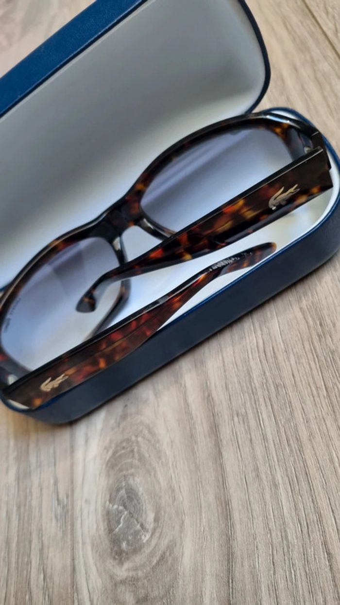 Lunettes femme Lacoste marron originale et boîtier de rangement - photo numéro 2