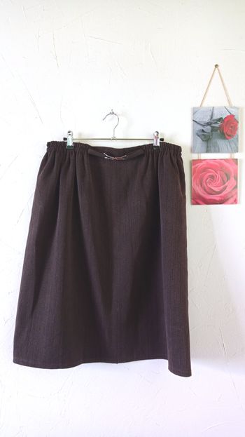 🌸Jupe mi-longue, taille 46