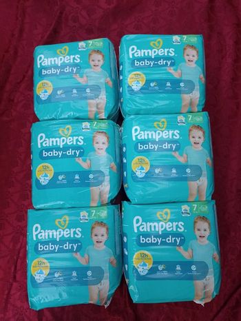 Six paquets de couches Pampers baby-dry T7 taille 7