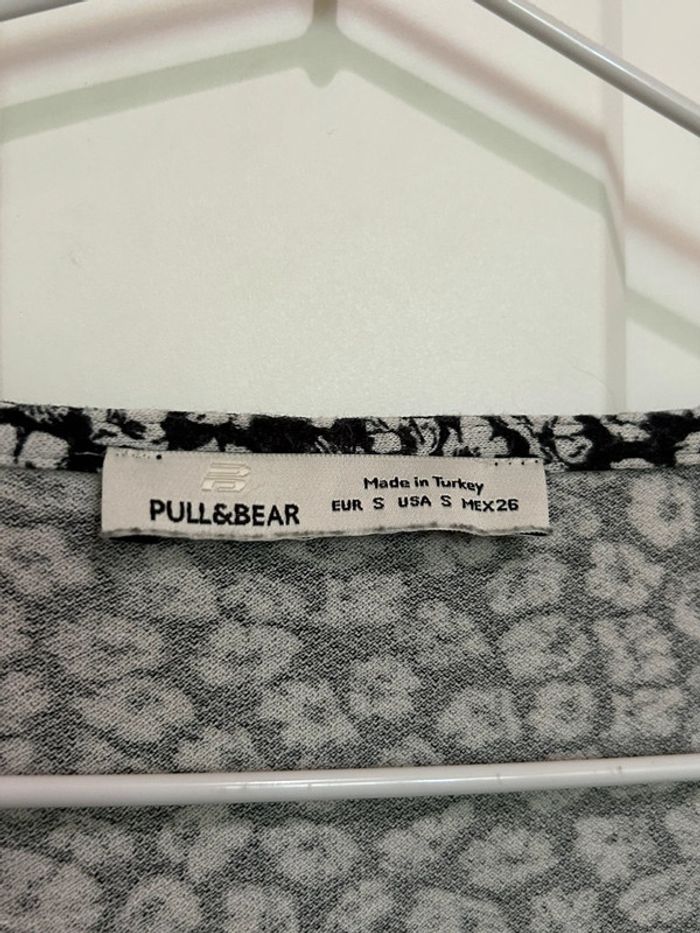 671 – robe fluide à manches courtes, col v et taille cintrée noire et fleurie blanche Pull&Bear - photo numéro 6