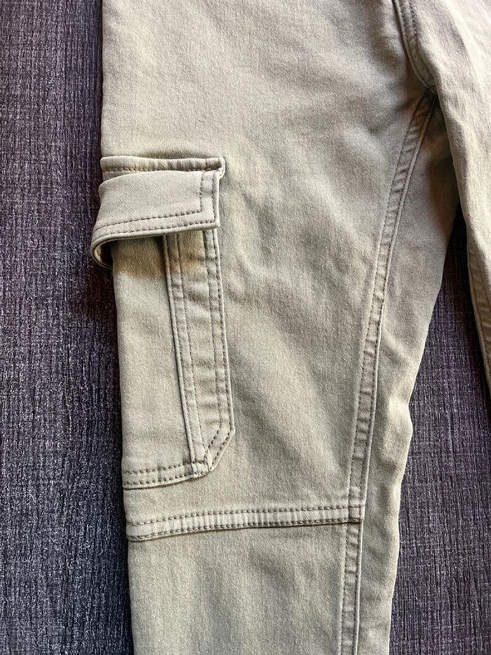 Magnifique, pantalon kaki, taille 34 de chez Jennyfer - photo numéro 2