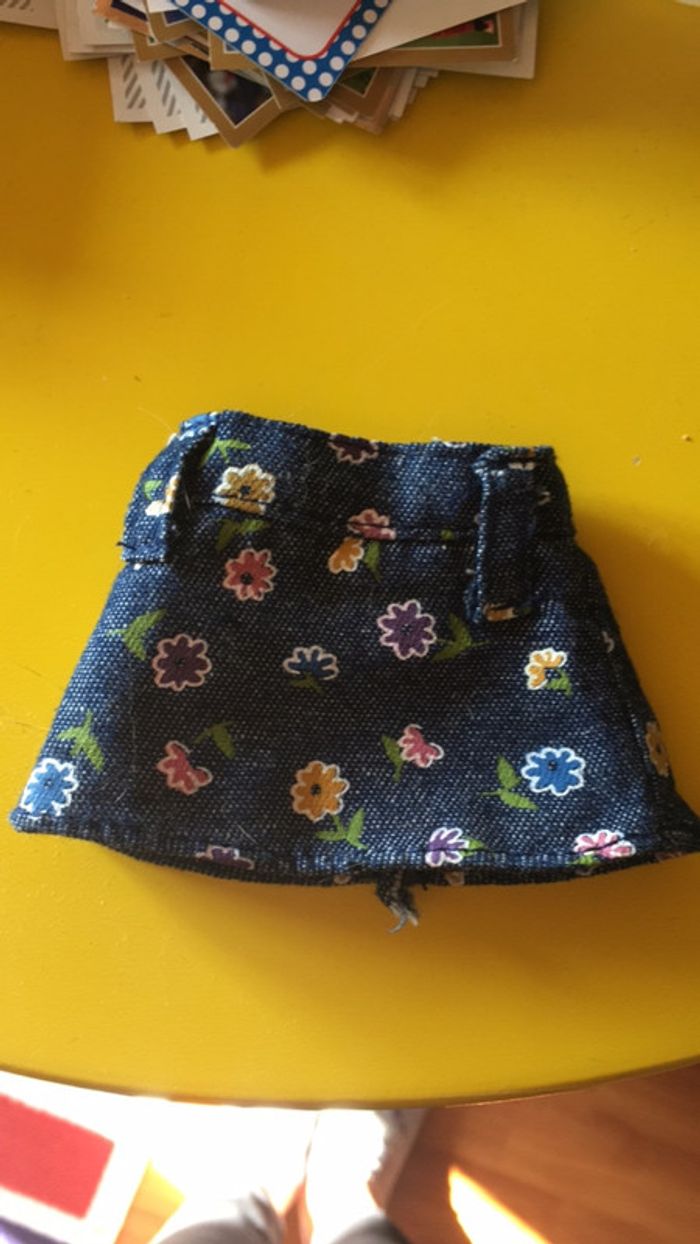 Mini jupe pour poupée bleu marine à fleur