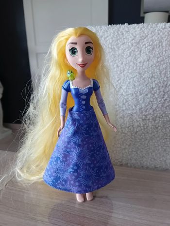 poupée disney raiponce avec pascal parlant et lumineux