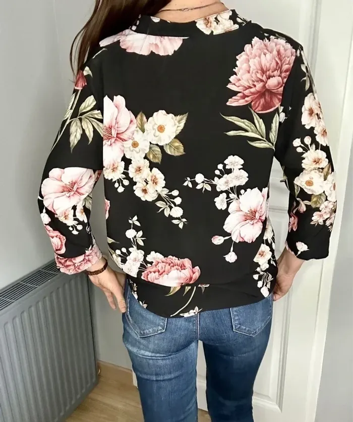 Très jolie blouse de la marque New Collection, au motif floral rose clair sur fond noir - photo numéro 6