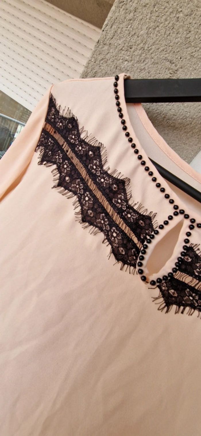 Joli haut d'été rose pâle manches mi longues broderies en dentelle noir taille 42 - photo numéro 4