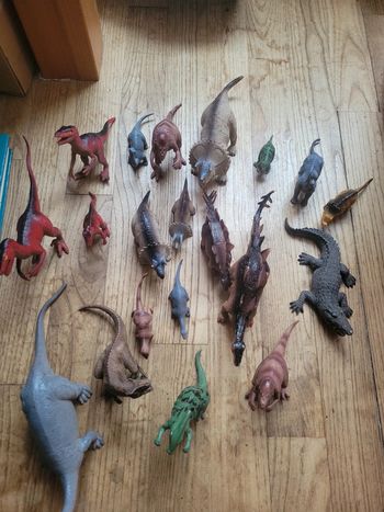Lot de 19 figurines dinosaure + 1 figurine crocodile
