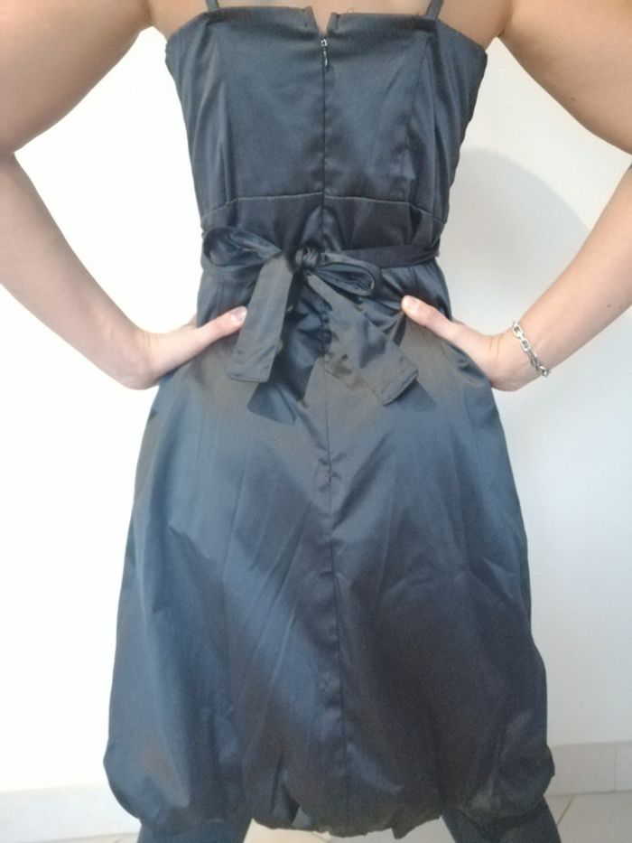 Robe bouffante noire en satin - photo numéro 2