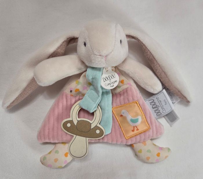 Doudou et compagnie Lapin Ciboulette plat attache tétine