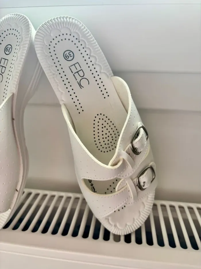 Claquettes neuves blanche taille 39 - photo numéro 5