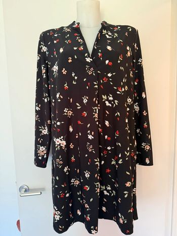 Robe noire fleurie Mango