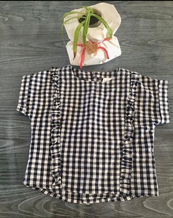 joli haut 9 mois kiabi   manque un bouton