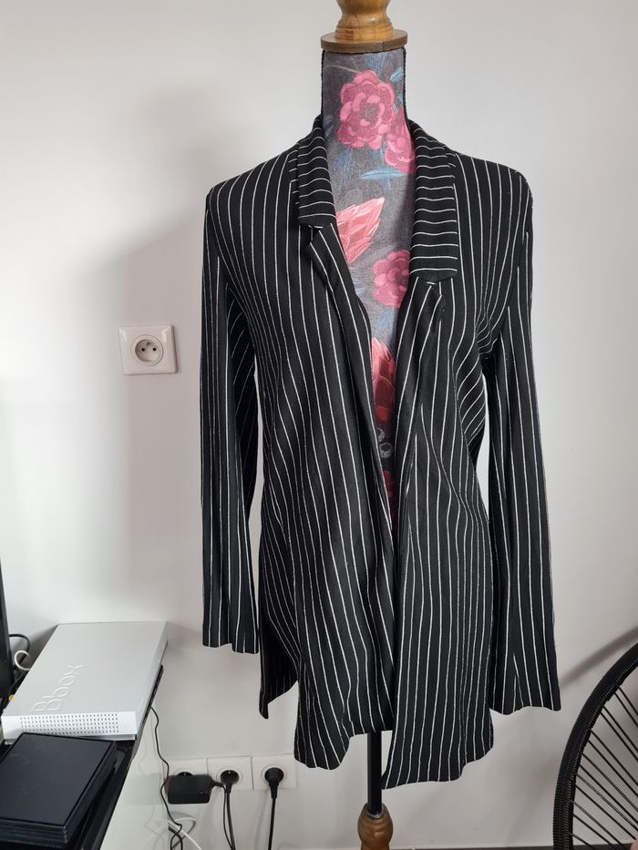 Jolie veste noire rayée
