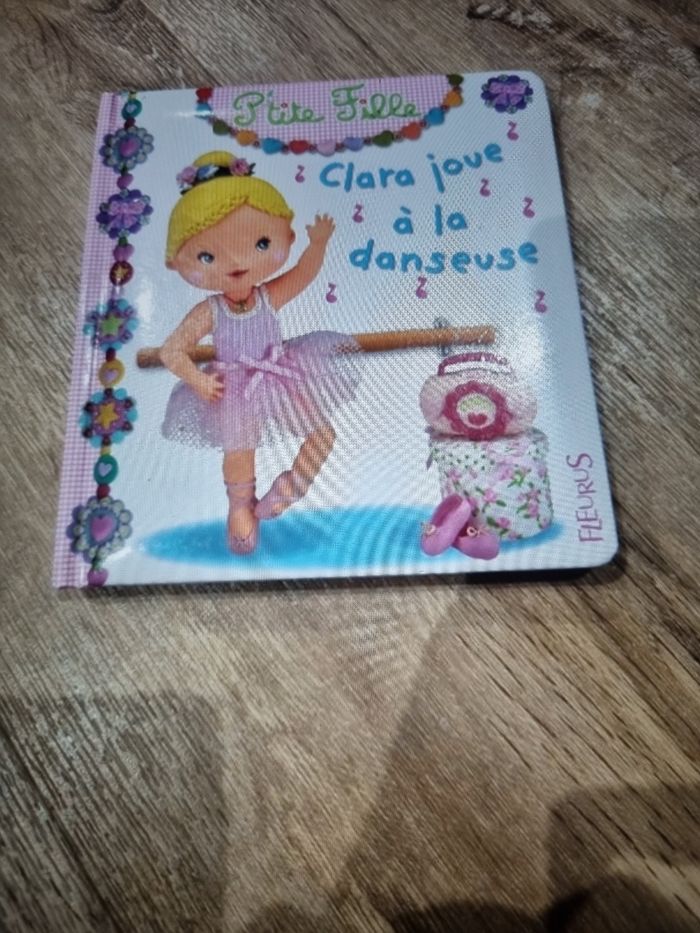 Clara joue à la danseuse
