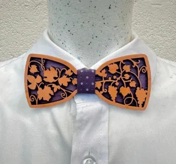 Nœud papillon artisanal en bois de merisier, avec un fond en tulipier, sur le thème de la vigne