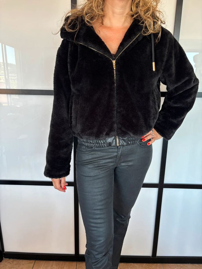 🎁prix en baisse aujourd’hui 🎁 Superbe veste à capuche noire  / bombers Zara en fausse fourrure - photo numéro 9