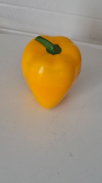 Boîte alimentaire en forme de poivron jaune