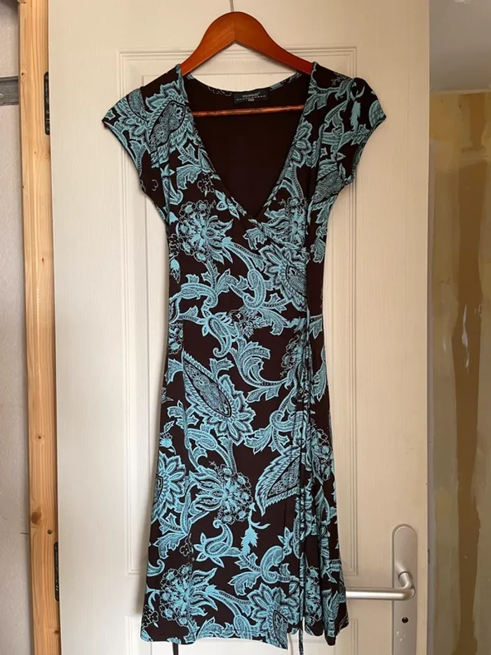 La robe turquoise-marron