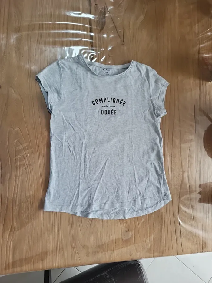 Tee-shirt gris compliquée