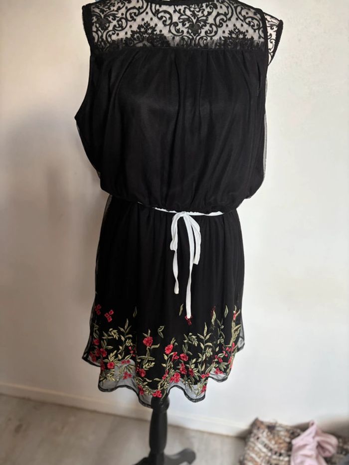 Petite robe noire brodée taille 42