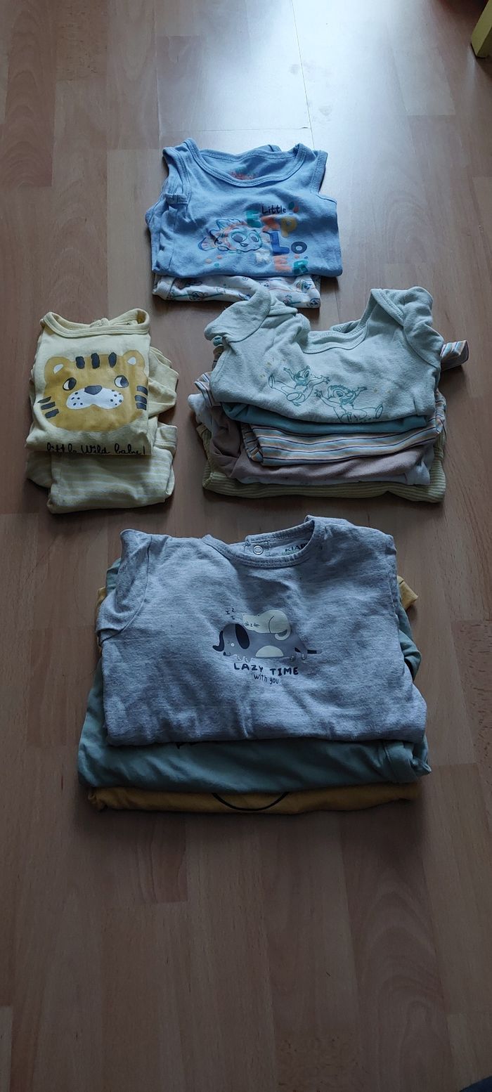 Lot de bodies et pyjamas bébé en très bon état
