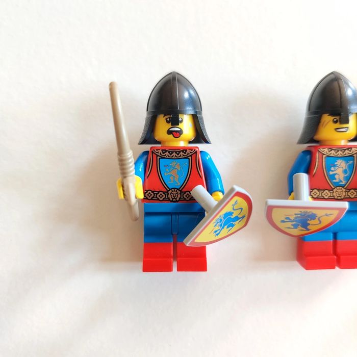 3 chevaliers médiévaux LEGO 🏹 - Excellent état 🌟 - Envoi rapide 🚚💨 - photo numéro 5