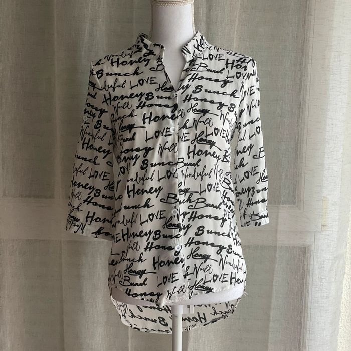 Chemise fine blanche manches 3/4 avec écriture noir