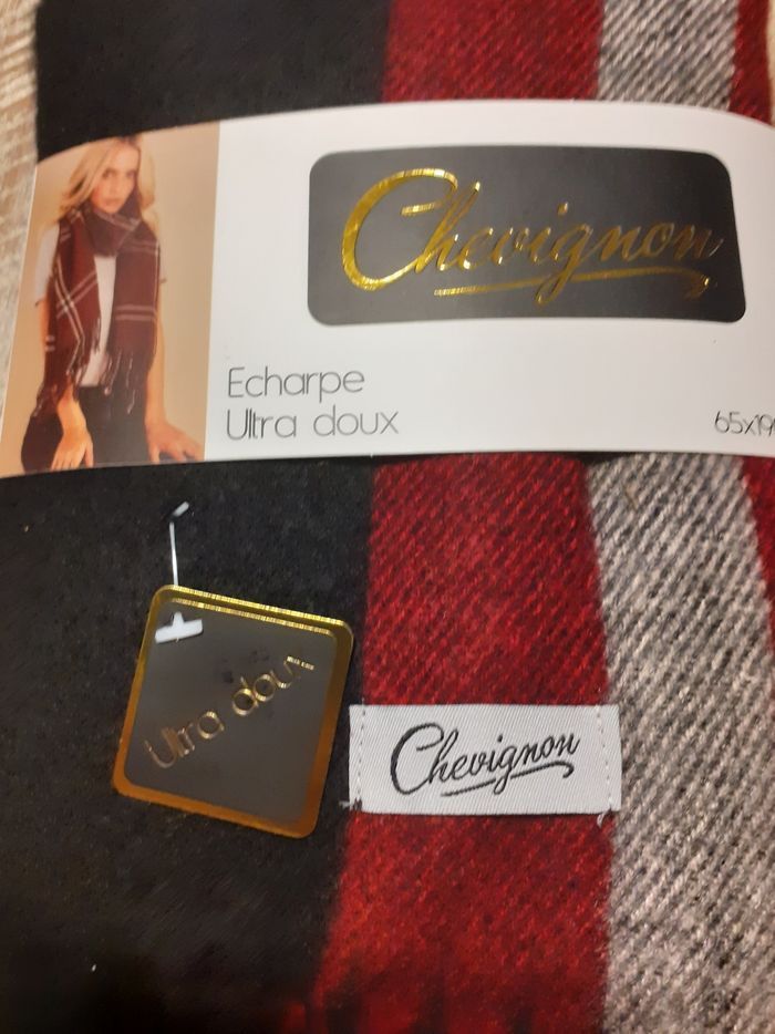 Écharpe marque chevignon - photo numéro 3