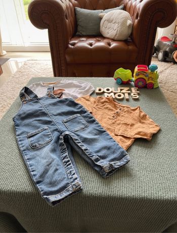 Ensemble salopette en jeans et haut en coton