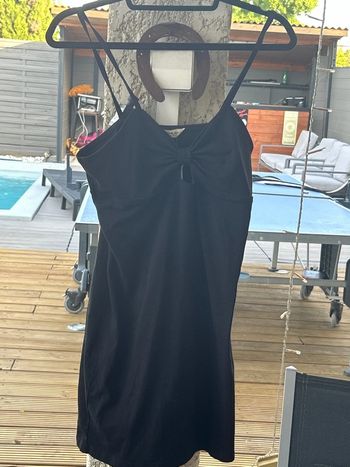 Petite robe noire à fines bretelles