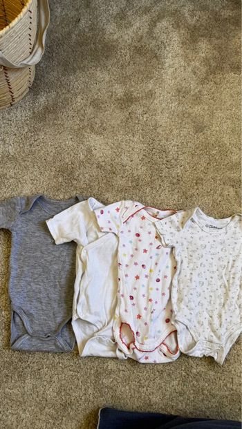Lot de 4 bodies manches courtes – 3 mois