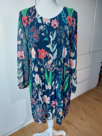 Jolie courte plissée à fleurs
