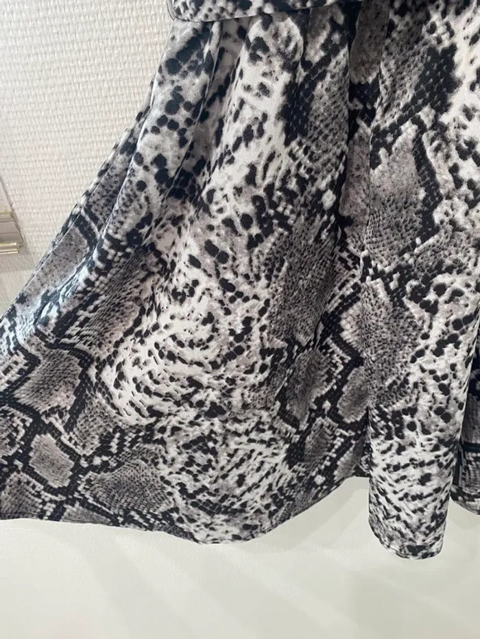 Robe noire et blanc coton et serpent - photo numéro 3