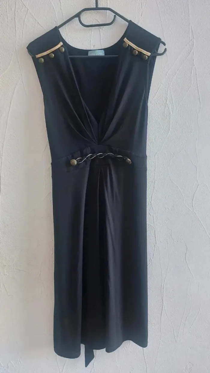Robe élégante noire avec détails dorés Taille 42/44