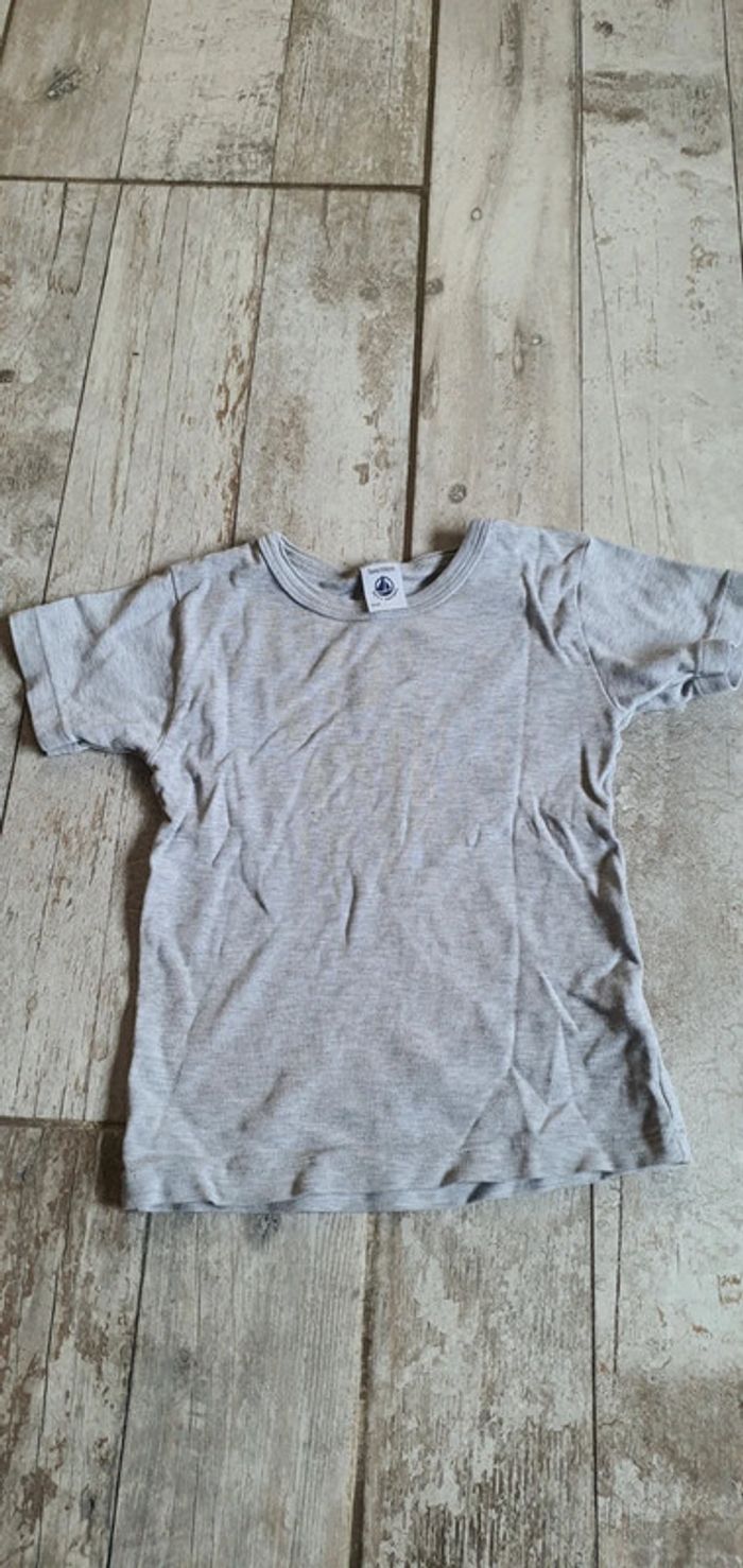 Tshirt petit bateau 5 ans en très bon état