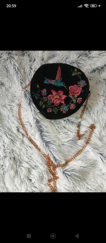 👜 Sac rond en velours brodé – fleurs & oiseau – chaîne dorée