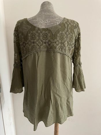 Très joli haut fluide kaki taille 40