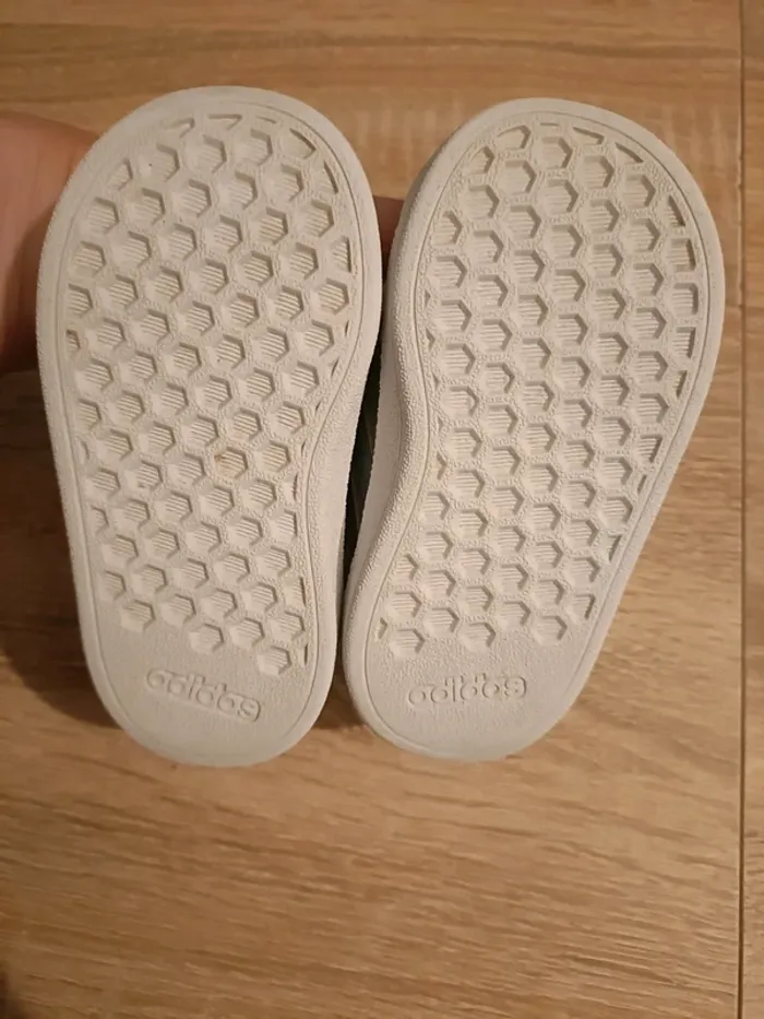 Basket adidas - taille 19- très bon etat - photo numéro 3
