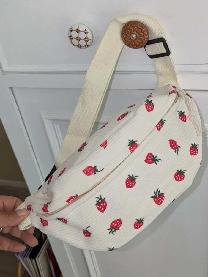 Banane en velours côtelé – motif fraises – stylée & pratique - photo numéro 2