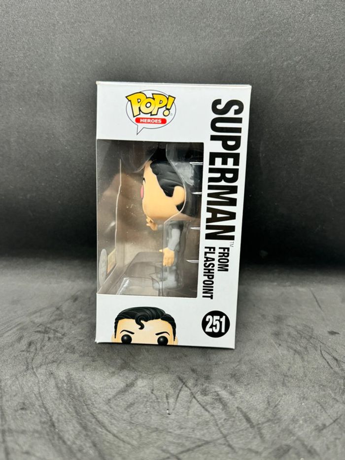 Funko pop dc comics Superman 251 Glow Chase Limited Edition Hot Topic - photo numéro 5