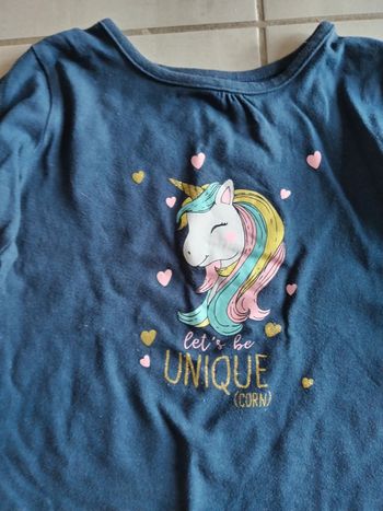 Tee shirt manches longues taille 4ans très bon état
