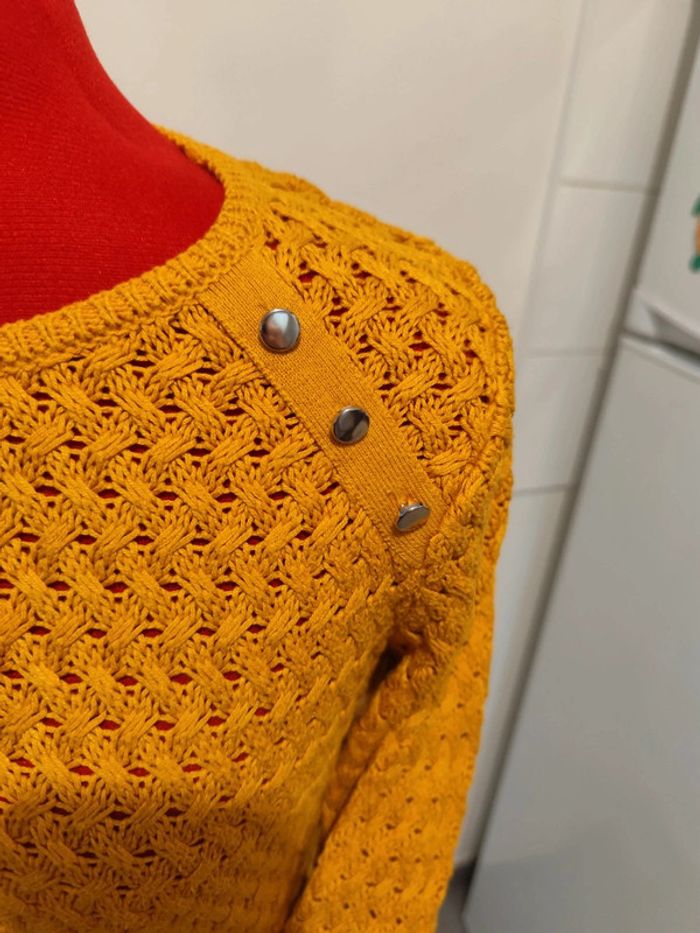 Pull en maille moutarde - photo numéro 3